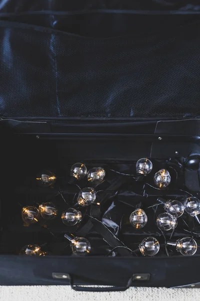 Braindrain-Konzept, offener Koffer mit eingeschalteten Glühbirnen — Stockfoto