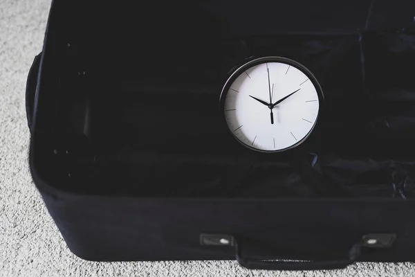 Reisezeit oder Verspätung während der Reise, leerer Koffer mit Cloc — Stockfoto