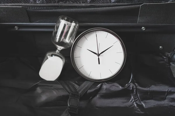 Temps de voyage ou de retard pendant un voyage, valise vide avec cloc — Photo