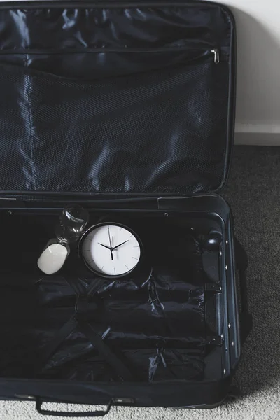 Χρόνος ταξιδιού ή καθυστέρησης κατά τη διάρκεια ενός ταξιδιού, άδεια βαλίτσα με cloc — Φωτογραφία Αρχείου