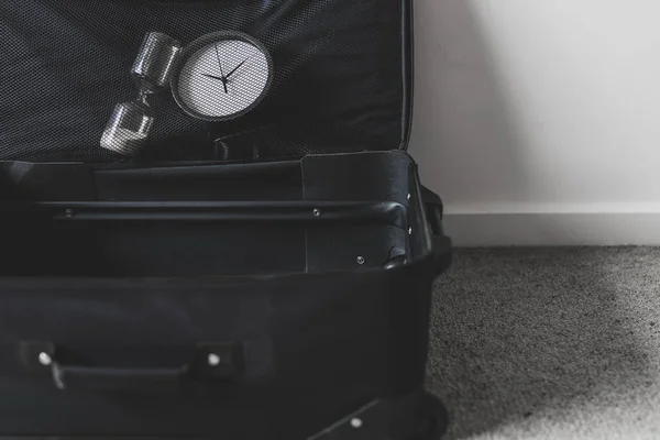 Reisezeit oder Verspätung während der Reise, leerer Koffer mit Cloc — Stockfoto