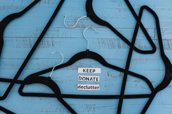 Städa upp och decluttering, kläder hängare med text etiketter till — Stockfoto
