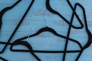 Eşyaları düzenlemek ve sıralamak, boş elbise askıları dağınık