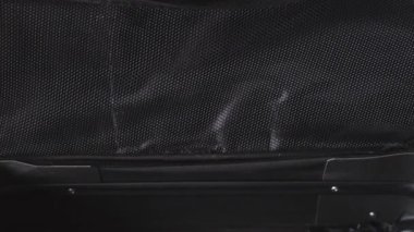 Seyahat ya da gecikme zamanı konsept natürmort, içinde saat olan boş bavul ve dikey çalışan kamera