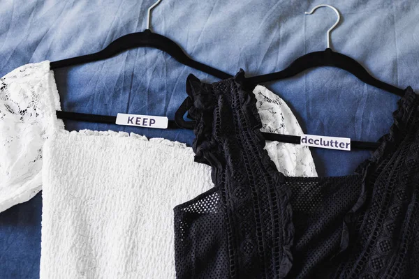 Sprzątanie i decluttering, wieszaki na ubrania z czarnym i białym — Zdjęcie stockowe