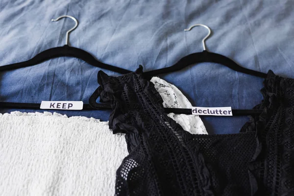 Прибирання і заперечення, вішалки для одягу з чорним і білим — стокове фото