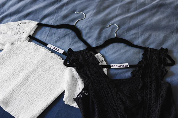 Opruimen en declutteren, kleerhangers met zwart en wit — Stockfoto