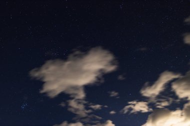 Kıtır kıtır gökyüzü ile yıldızlı bir gece ve bolca bulutlu...