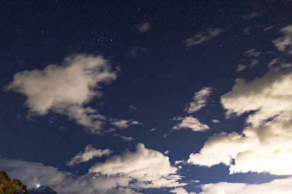 Sternenklare Nacht mit klarem Himmel und einigen Wolken mit viel Sonne — Stockfoto