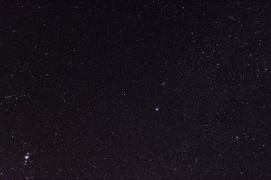 Yıldızlı gece gökyüzü, son derece açık koşullar altında...