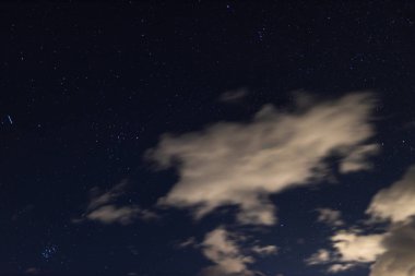 Kıtır kıtır gökyüzü ile yıldızlı bir gece ve bolca bulutlu...