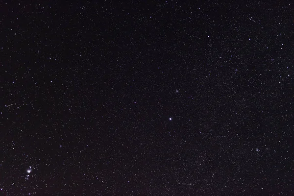 Cielo nocturno estrellado con condiciones extremadamente claras haciendo un montón de — Foto de Stock