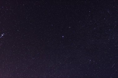 Yıldızlı gece gökyüzü, son derece açık koşullar altında...