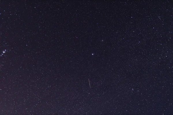 Cielo nocturno estrellado con condiciones extremadamente claras haciendo un montón de — Foto de Stock