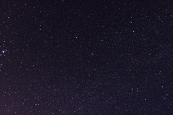 Cielo nocturno estrellado con condiciones extremadamente claras haciendo un montón de — Foto de Stock