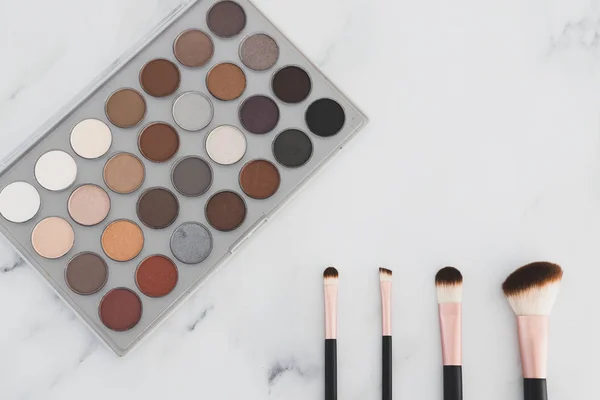 Kosmetický průmysl a make-up produkty, oční stíny paleta s nahé — Stock fotografie