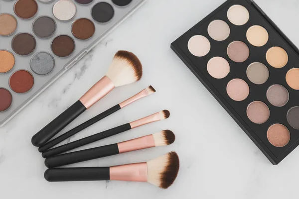 Kosmetický průmysl a make-up produkty, oční stíny palety s nu — Stock fotografie