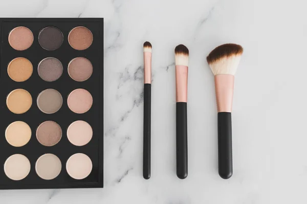 Kosmetický průmysl a make-up produkty, oční stíny paleta s nahé — Stock fotografie