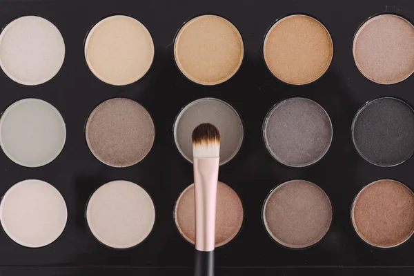 Primer plano de cepillo en la parte superior de la paleta de sombras de ojos con desnudos de moda — Foto de Stock