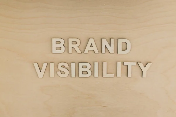 Pesan Brand Visibility di meja dengan pengeditan monoton, konsep — Stok Foto
