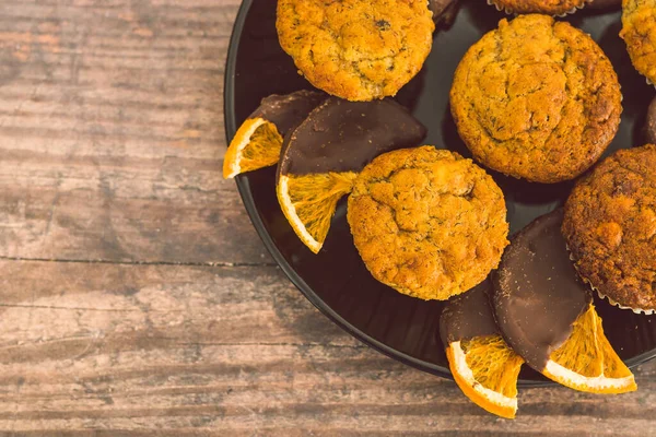 Muffins de banana vegan com fatias de laranja cobertas de chocolate escuro — Fotografia de Stock