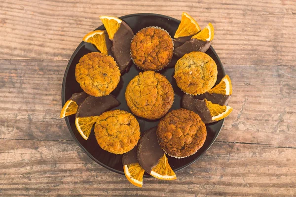 Muffin vegani alla banana con fette di arancia ricoperte di cioccolato fondente — Foto Stock