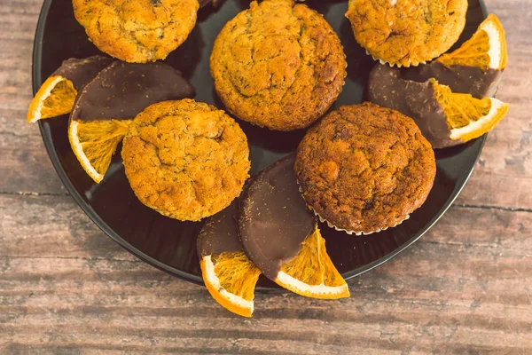 Muffin vegani alla banana con fette di arancia ricoperte di cioccolato fondente — Foto Stock