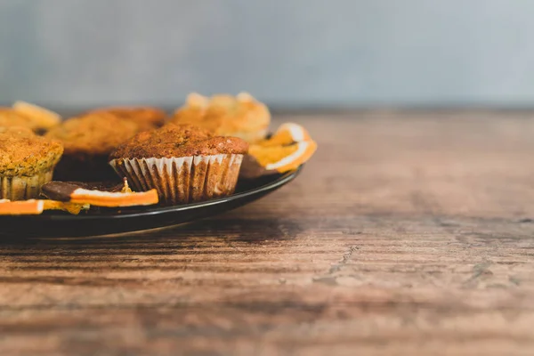 Muffins de banana vegan com fatias de laranja cobertas de chocolate escuro — Fotografia de Stock