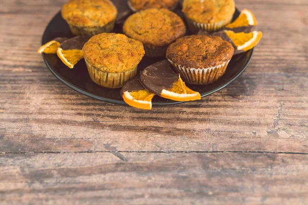 Muffins de banana vegan com fatias de laranja cobertas de chocolate escuro — Fotografia de Stock