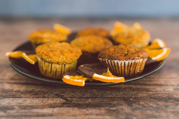 Muffins de banana vegan com fatias de laranja cobertas de chocolate escuro — Fotografia de Stock