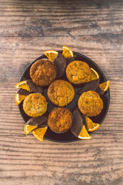 Muffins de banana vegan com fatias de laranja cobertas de chocolate escuro — Fotografia de Stock