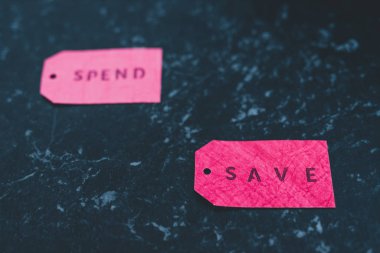 Harcama ve Kaydet metinlerini fiyat etiketleri ve bütçe kavramına kaydet