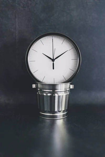 Não desperdiçando tempo, relógio grande com caixote do lixo em miniatura em b — Fotografia de Stock