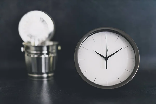 Not wasting time, oversize clock with miniature garbage bin on b — Stock Photo, Image