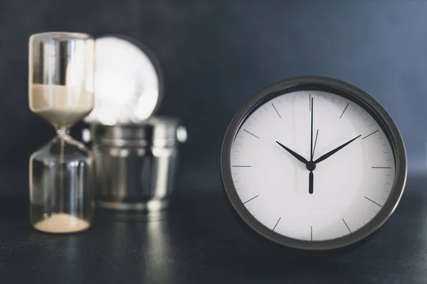 Not wasting time, oversize clock with miniature garbage bin and — Stock Photo, Image