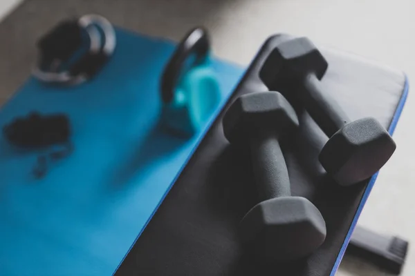 Gimnasio en casa y estilo de vida en forma bodegón, habitación con banco plano nd — Foto de Stock