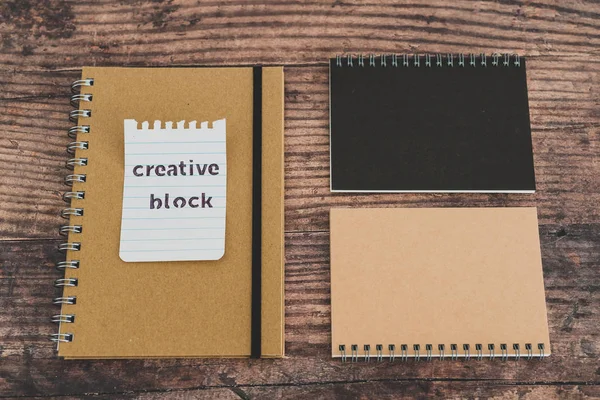 Blok twórczy lub blok pisarski, notatniki na drewnianym biurku z t — Zdjęcie stockowe