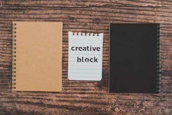 Blocco creativo o blocco dello scrittore, blocco appunti su scrivania in legno con t — Foto Stock