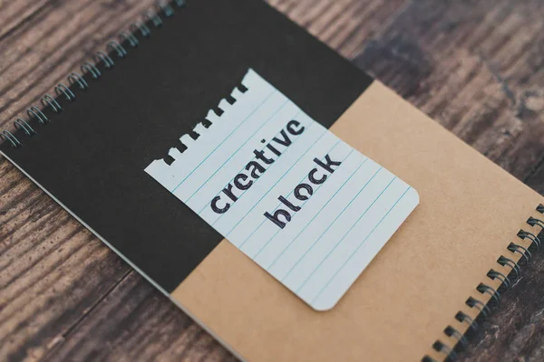 Blocco creativo o blocco dello scrittore, blocco appunti su scrivania in legno con t — Foto Stock