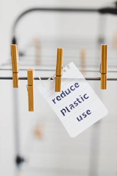 Reducir el mensaje de uso de plástico en la clavija de madera en la ropa airer, susta — Foto de Stock
