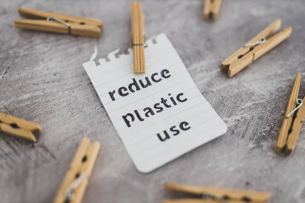 Kurangi penggunaan pesan plastik dengan pasak kayu untuk menggantung cucian , — Stok Foto