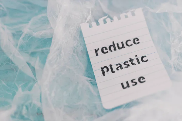 Redukovat zprávu o použití plastu na hromadě plastových sáčků, su — Stock fotografie