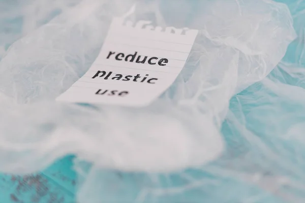 Plastik poşetlerin üzerindeki plastik mesajı azalt, Su — Stok fotoğraf