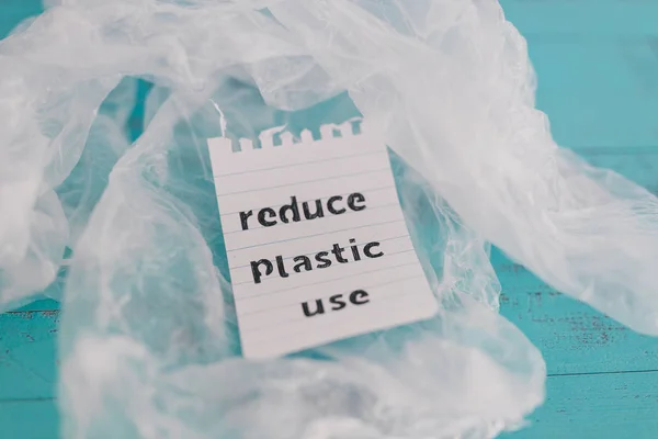 Зменшити використання пластику повідомлення зверху купу пластикових пакетів, su — стокове фото