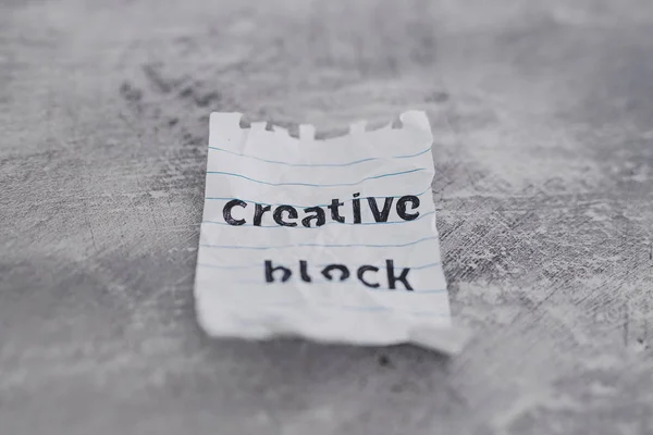 Scrunched papír Creative Block szöveggel az asztalon, az inspiráció hiánya — Stock Fotó