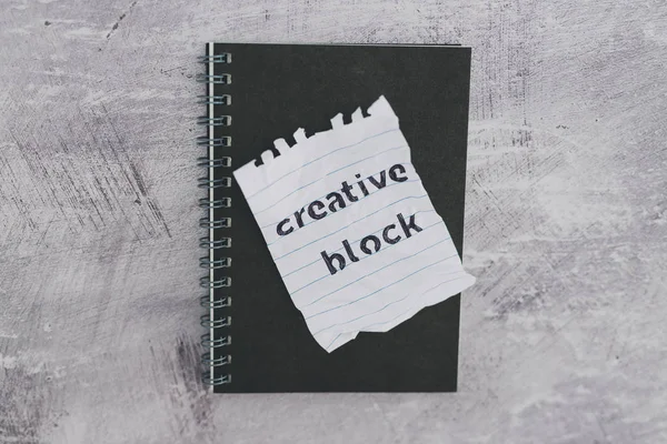 Carta scrunched con testo Creative Block sulla scrivania con blocco note, l — Foto Stock