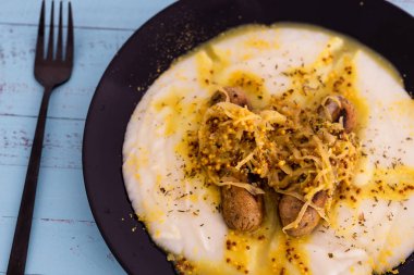 Sosis ve patates püresinin vejetaryen versiyonu.