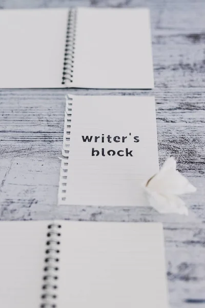 Pedaço de papel na mesa de madeira com o texto do bloco do escritor rodeia — Fotografia de Stock