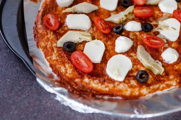 Pizza di verdure fatte in casa con olive e pomodorini — Foto Stock