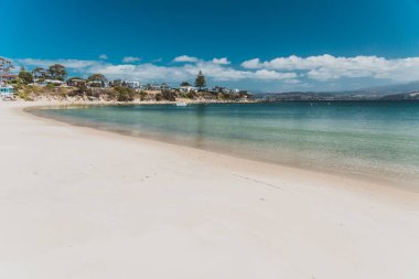 Güneşli bir yaz gününde Opossum Körfezi Sahili manzarası.